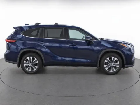 More photos of 2022 Toyota Highlander XLE at Emich Volkswagen, CO