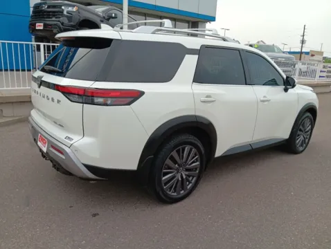 More photos of 2023 Nissan Pathfinder SL at Emich Chevrolet, CO