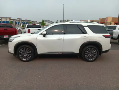 Photos of 2023 Nissan Pathfinder SL for sale in Lakewood, CO at Emich Chevrolet