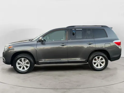 More photos of 2012 TOYOTA HIGHLANDER SE at AutoZoom, MO