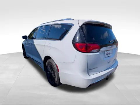 More photos of 2019 Chrysler Pacifica Touring L at Electric Car Corner, null