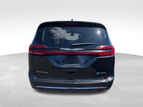 More photos of 2024 Chrysler Pacifica Hybrid Select at Electric Car Corner, NY