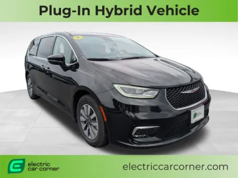Black 2024 Chrysler Pacifica Hybrid Select for sale in Farmington, NY