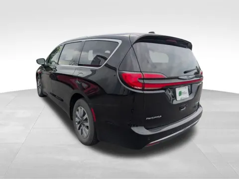 More photos of 2024 Chrysler Pacifica Hybrid Select at Electric Car Corner, NY