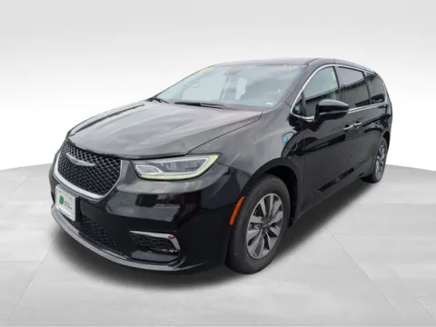 Another view of 2024 Chrysler Pacifica Hybrid Select for sale in Farmington, NY at Electric Car Corner