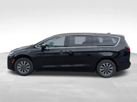 More photos of 2024 Chrysler Pacifica Hybrid Select at Electric Car Corner, NY