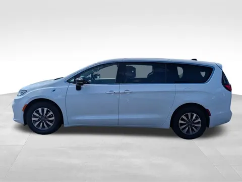 More photos of 2024 Chrysler Pacifica Hybrid Select at Electric Car Corner, NY