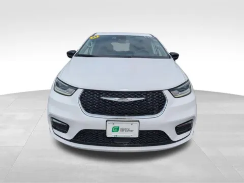 Photos of 2024 Chrysler Pacifica Hybrid Select for sale in Farmington, NY at Electric Car Corner