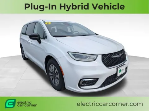 White 2024 Chrysler Pacifica Hybrid Select for sale in Farmington, NY