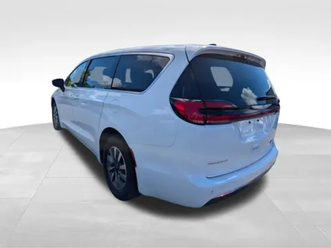 More photos of 2024 Chrysler Pacifica Hybrid Select at Electric Car Corner, NY