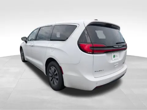 More photos of 2024 Chrysler Pacifica Hybrid Select at Electric Car Corner, NY