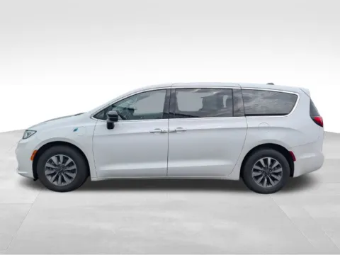 More photos of 2024 Chrysler Pacifica Hybrid Select at Electric Car Corner, NY
