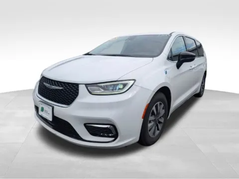 Another view of 2024 Chrysler Pacifica Hybrid Select for sale in Farmington, NY at Electric Car Corner