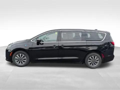 More photos of 2024 Chrysler Pacifica Hybrid Select at Electric Car Corner, NY
