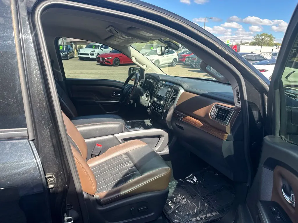 Nissan Titan photo 21