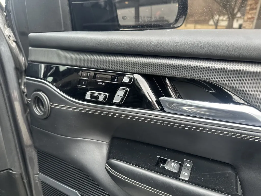 Jeep Grand Wagoneer photo 23