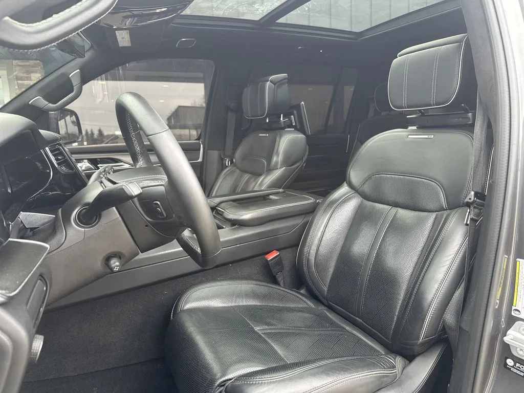 Jeep Grand Wagoneer photo 17