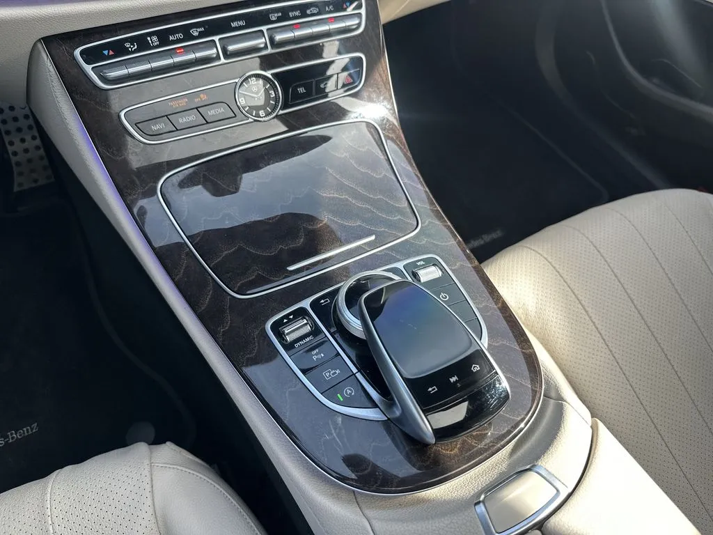 Mercedes-Benz E-Class photo 9