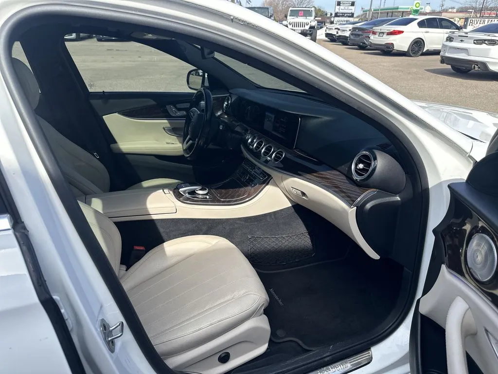 Mercedes-Benz E-Class photo 20