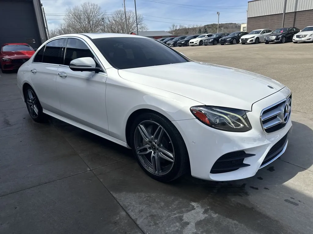 Mercedes-Benz E-Class photo 19