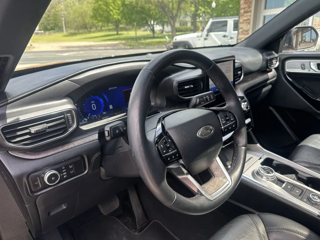 Ford Explorer photo 7