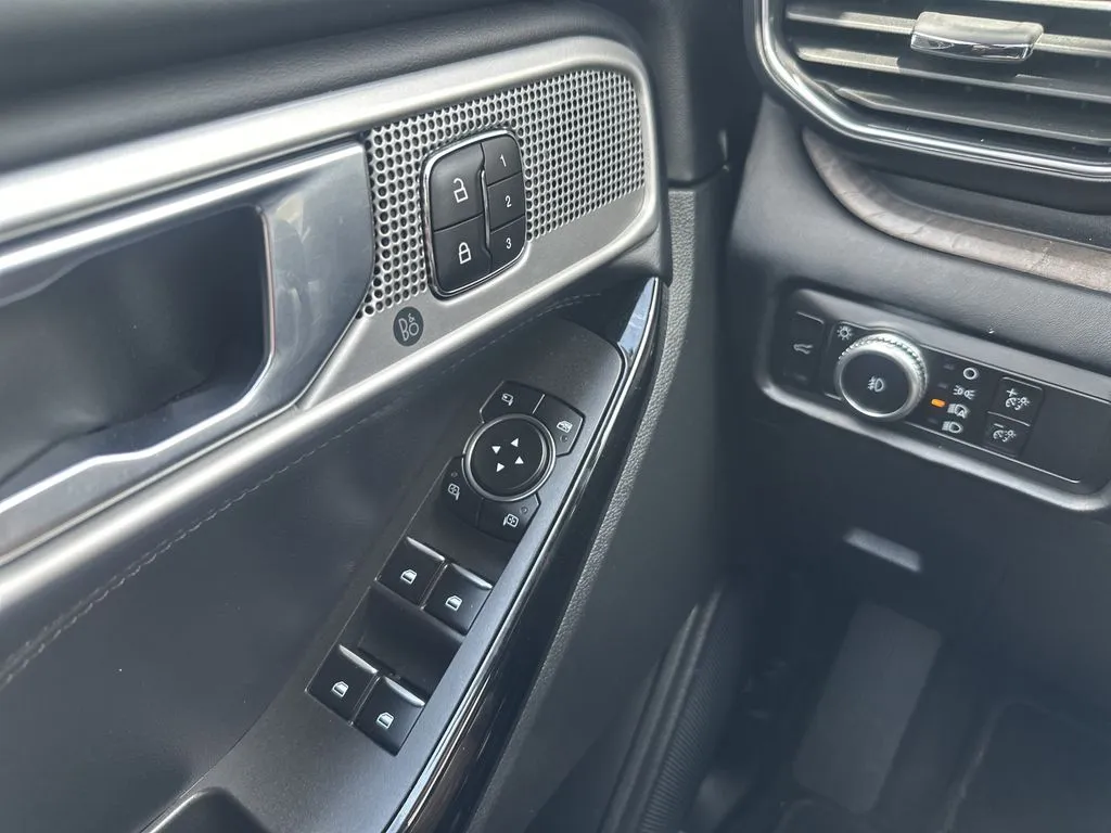 Ford Explorer photo 13