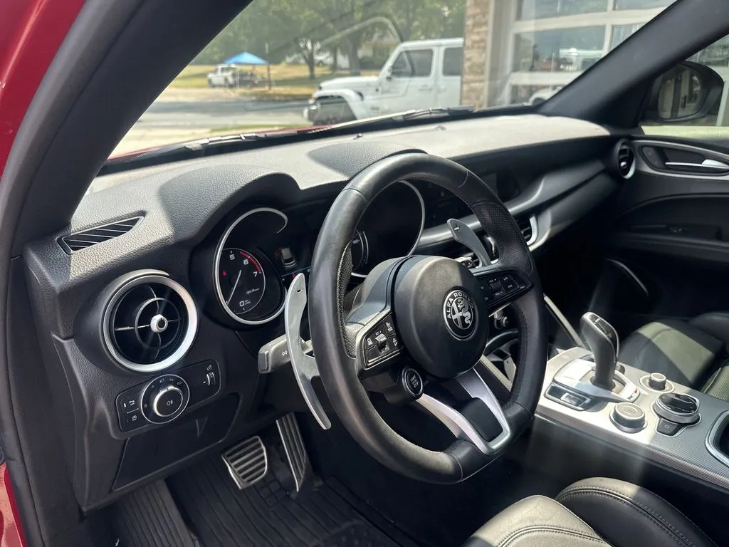 Alfa Romeo Stelvio photo 6