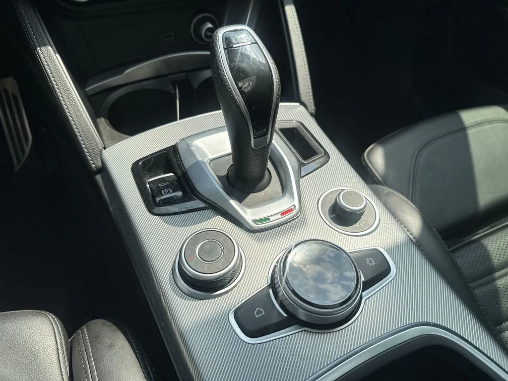 Alfa Romeo Stelvio photo 9