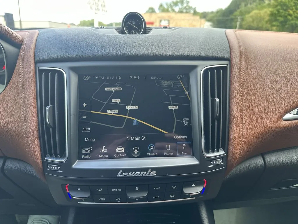 Maserati Levante photo 8