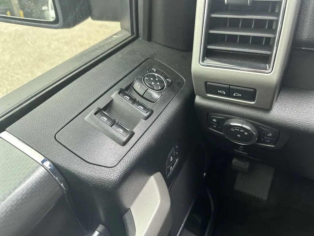 Ford F-150 photo 12