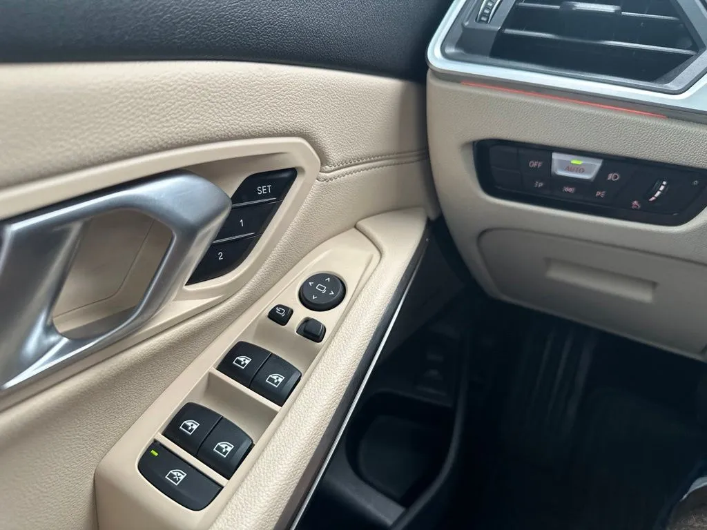 BMW 3 Series photo 12