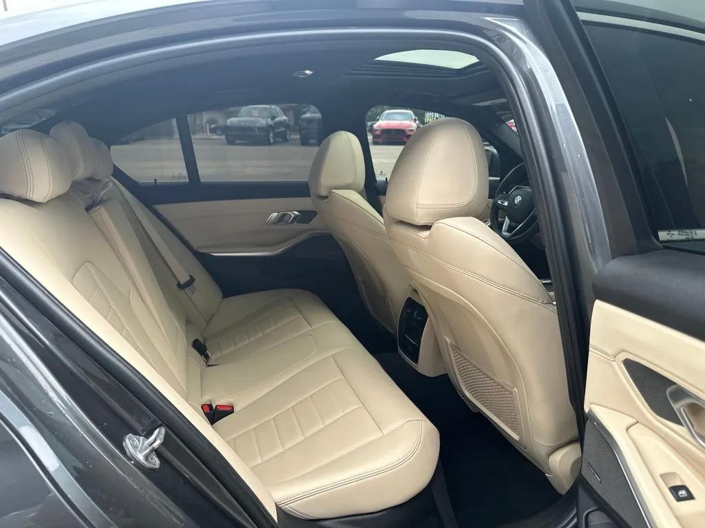 BMW 3 Series photo 21