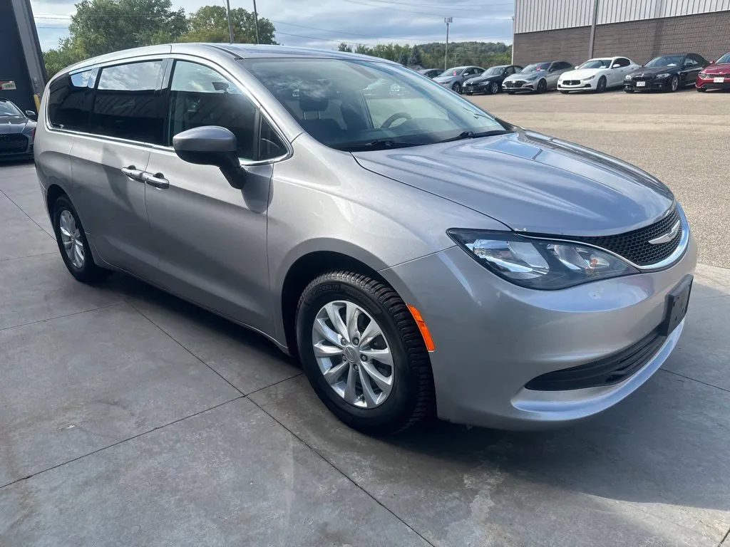 Chrysler Pacifica photo 18