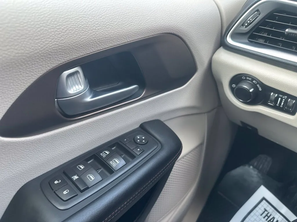 Chrysler Pacifica photo 11