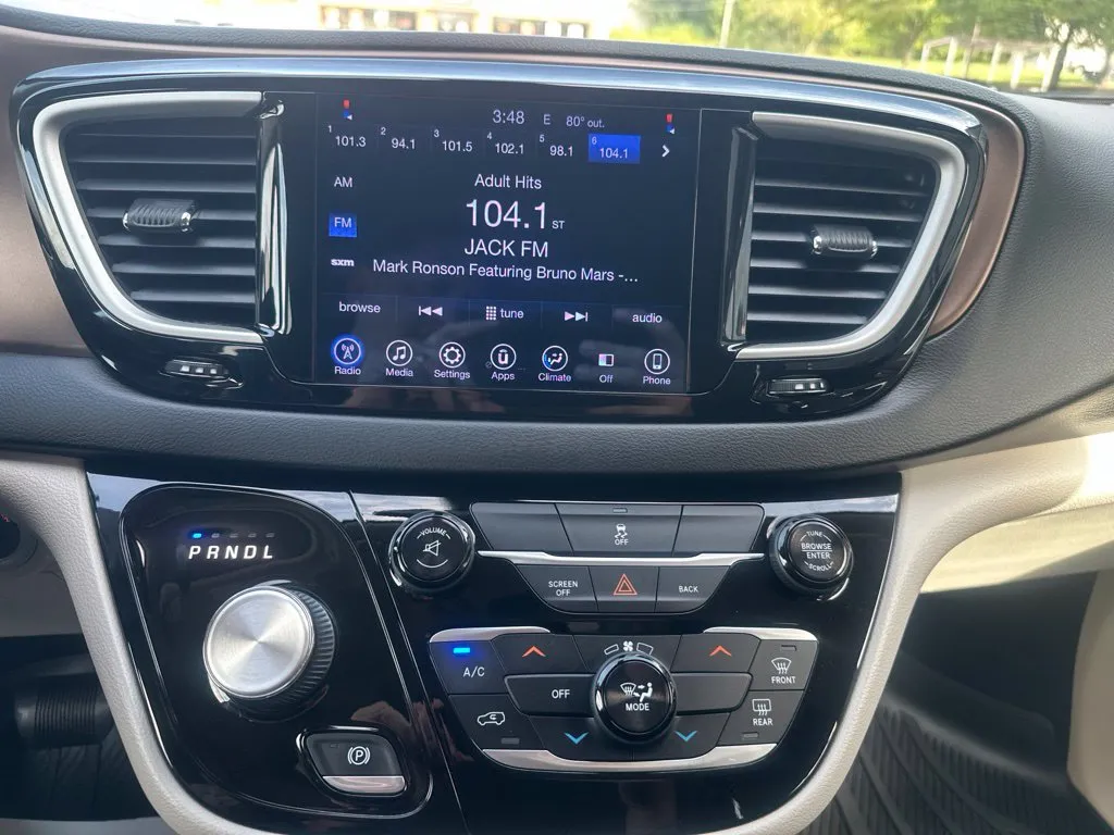 Chrysler Pacifica photo 8