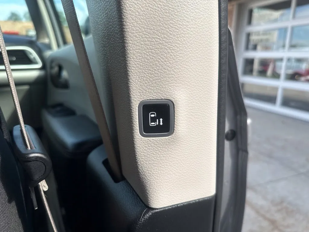 Chrysler Pacifica photo 21