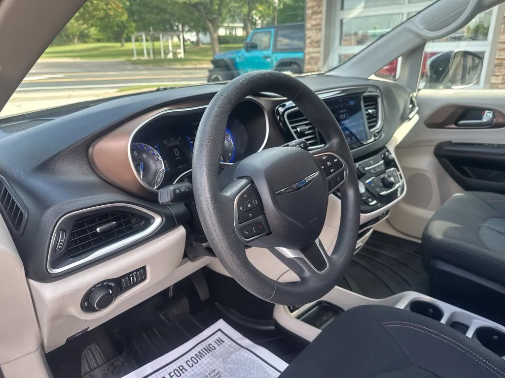 Chrysler Pacifica photo 6