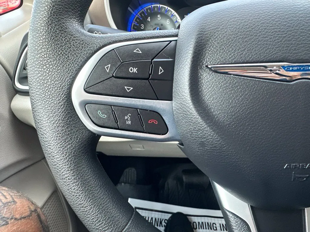 Chrysler Pacifica photo 10