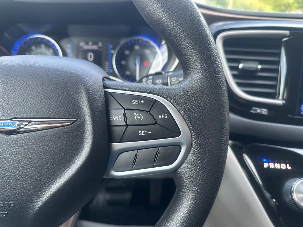 Chrysler Pacifica photo 9