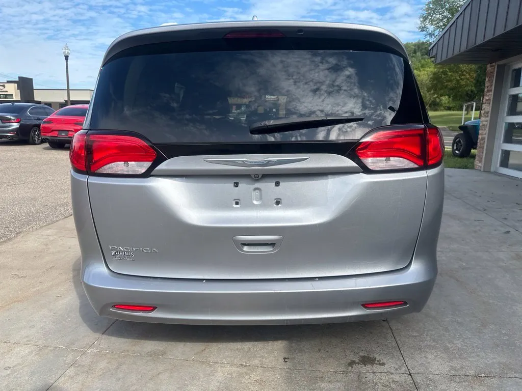 Chrysler Pacifica photo 22
