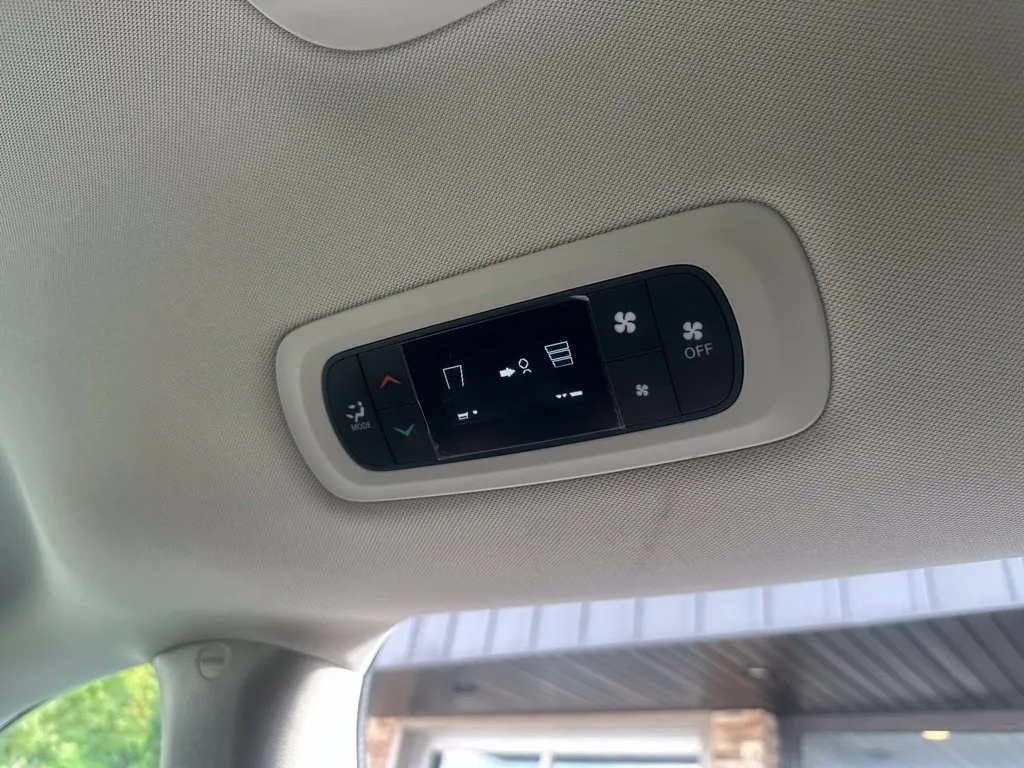 Chrysler Pacifica photo 20