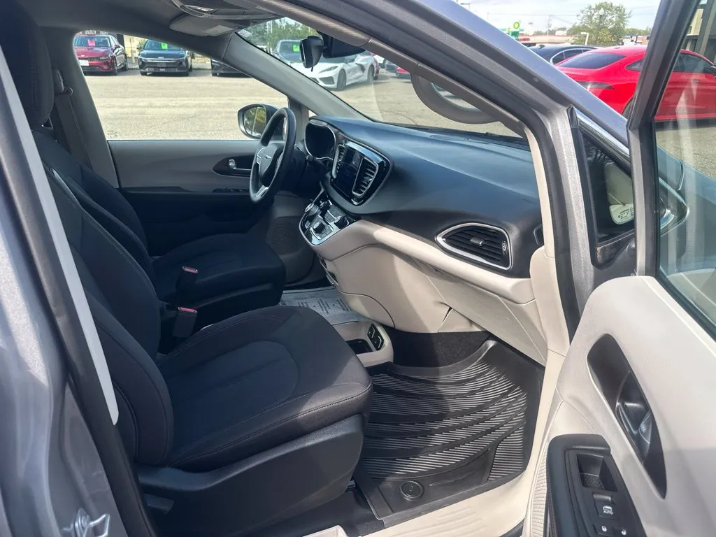 Chrysler Pacifica photo 19