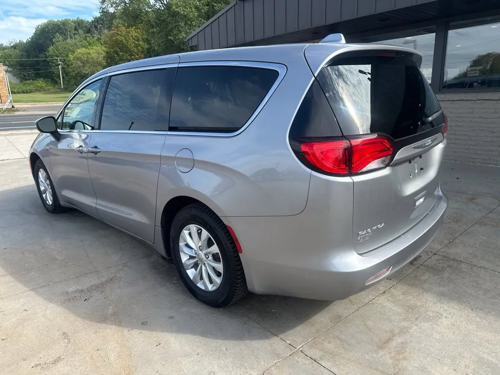 Chrysler Pacifica photo 23