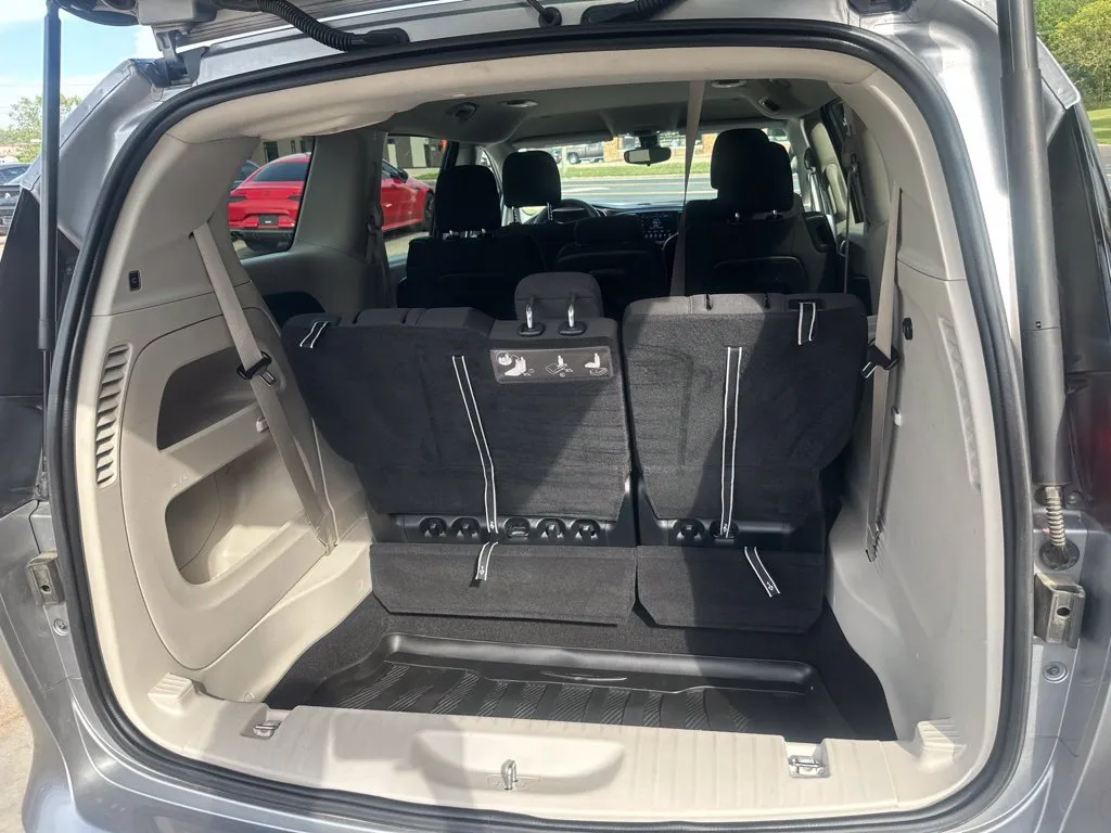 Chrysler Pacifica photo 24