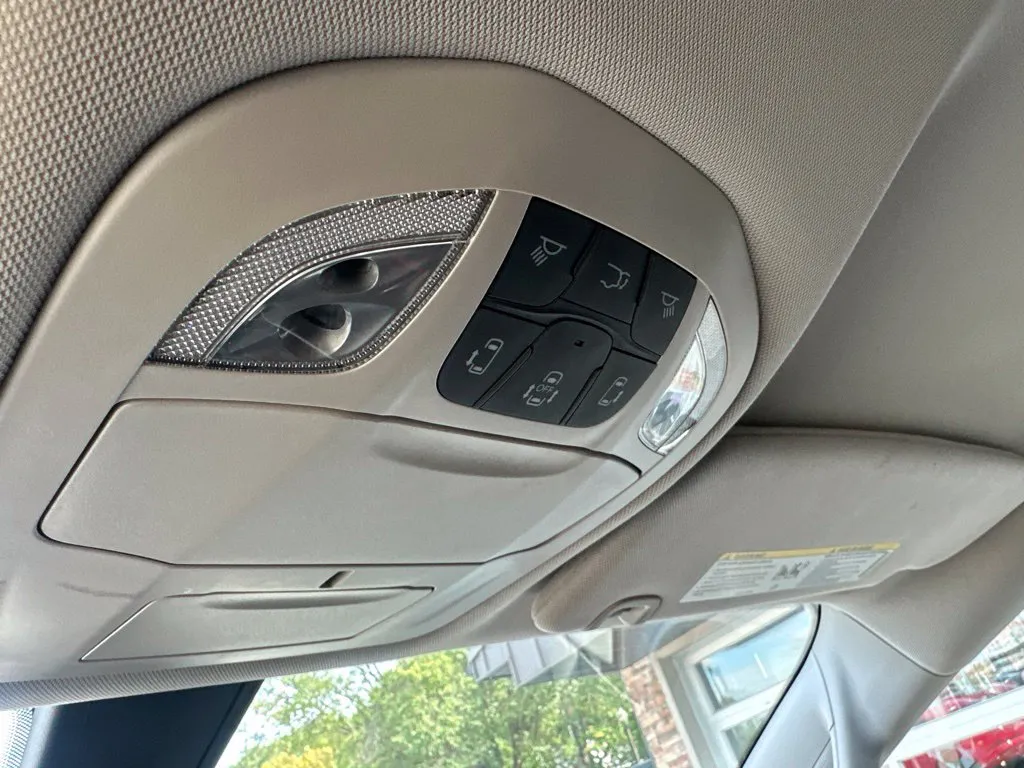 Chrysler Pacifica photo 12