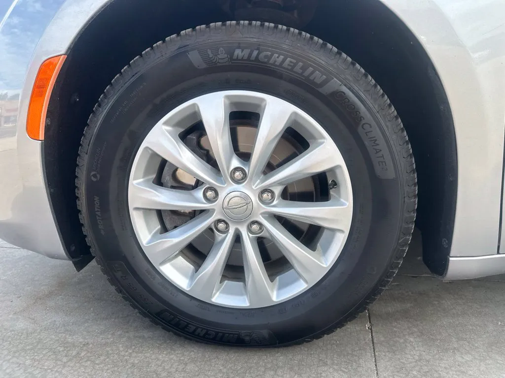 Chrysler Pacifica photo 16