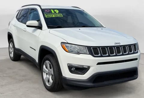 White 2019 JEEP COMPASS LATITUDE; AL LATITUDE; ALTITUDE for sale in Kansas City, MO