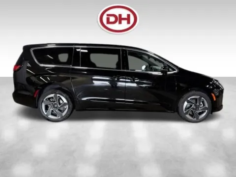 Photos of 2027 Chrysler Pacifica Limited for sale in Iowa Falls, IA at Dale Howard Auto Center of Iowa Falls