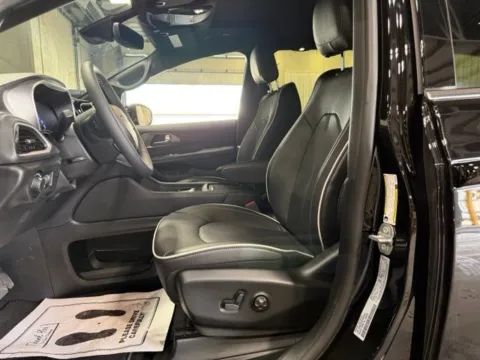 More photos of 2027 Chrysler Pacifica Limited at Dale Howard Auto Center of Iowa Falls, IA