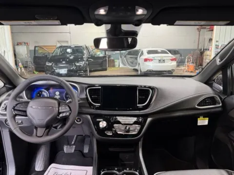 More photos of 2027 Chrysler Pacifica Limited at Dale Howard Auto Center of Iowa Falls, IA